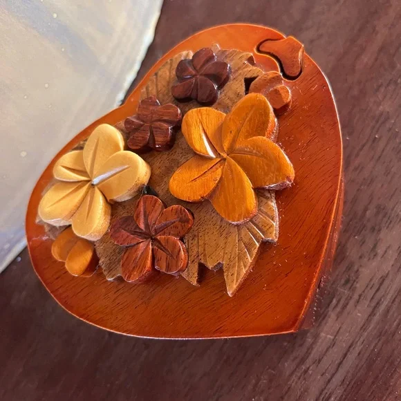 Artisanal wood, heart shape, carved flowers four piece box - Picture 7 of 11
